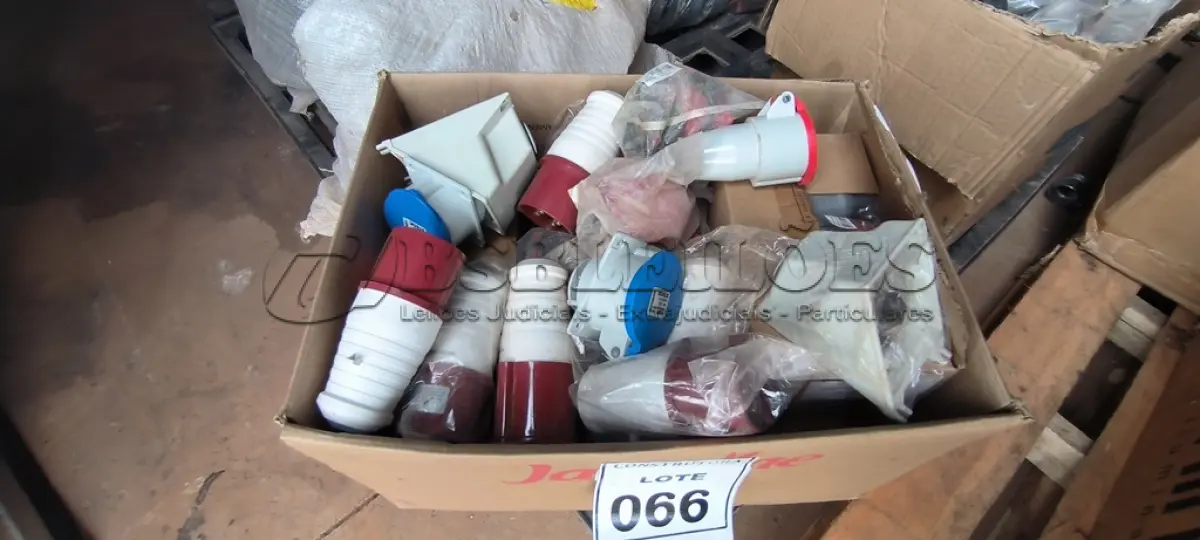LOTE 066 - 01 CAIXA COM TOMADAS INDUSTRIAS DIVERSAS. (NO ESTADO) ATENÇÃO! FAZER A VISITAÇÃO ANTES DE ARREMATAR, NÃO SABEMOS SE FUNCIONA, LEILÃO NÃO TEM GARANTIA E NEM DEVOLUÇÃO, SUJEITO A POSSÍVEIS AVARIAS VISÍVEIS/OCULTAS E/OU AUSÊNCIA DE COMPONENTES.