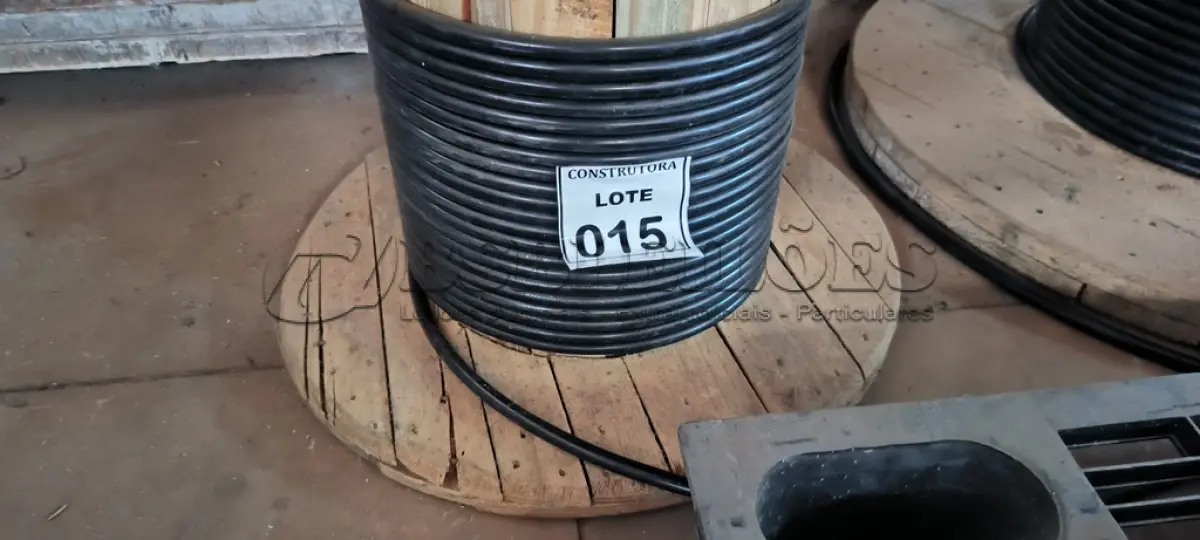 LOTE 015 - 01 CARRETEL EM MADEIRA COM FIO CORPECON FLEXÍVEL 1X50MM 1KV NA COR PRETO. (NO ESTADO) ATENÇÃO! FAZER A VISITAÇÃO ANTES DE ARREMATAR, NÃO SABEMOS SE FUNCIONA, LEILÃO NÃO TEM GARANTIA E NEM DEVOLUÇÃO, SUJEITO A POSSÍVEIS AVARIAS VISÍVEIS/OCULTAS E/OU AUSÊNCIA DE COMPONENTES.