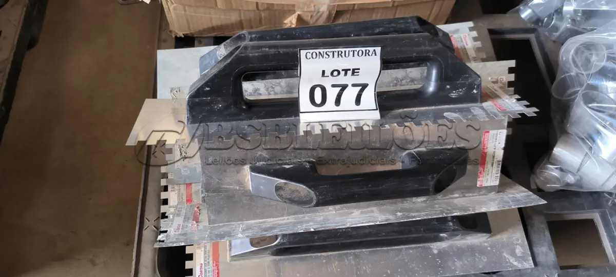 LOTE 077 - 09 DESEMPENADEIRAS DE AÇO DENTADA COM CABO EM PLÁSTICO 48CM. (NO ESTADO) ATENÇÃO! FAZER A VISITAÇÃO ANTES DE ARREMATAR, NÃO SABEMOS SE FUNCIONA, LEILÃO NÃO TEM GARANTIA E NEM DEVOLUÇÃO, SUJEITO A POSSÍVEIS AVARIAS VISÍVEIS/OCULTAS E/OU AUSÊNCIA DE COMPONENTES.