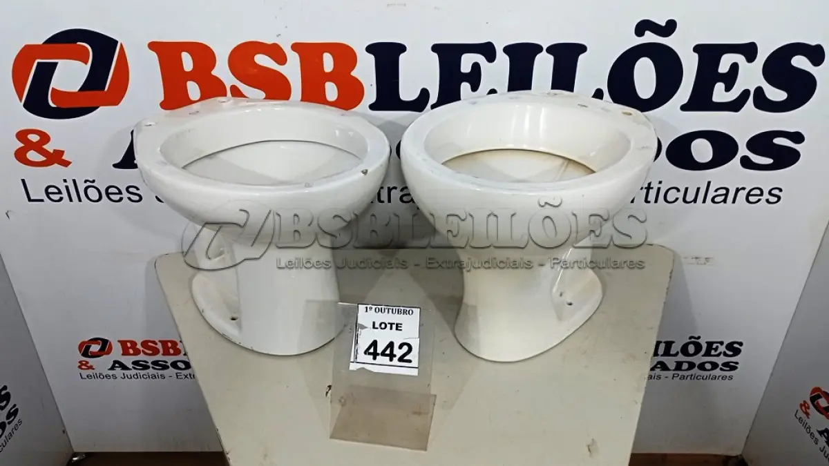 LOTE 442 - 02 VASOS SANITÁRIOS. (NO ESTADO) ATENÇÃO! FAZER A VISITAÇÃO ANTES DE ARREMATAR, NÃO SABEMOS SE FUNCIONA, LEILÃO NÃO TEM GARANTIA E NEM DEVOLUÇÃO, SUJEITO A POSSÍVEIS AVARIAS VISÍVEIS/OCULTAS E/OU AUSÊNCIA DE COMPONENTES.