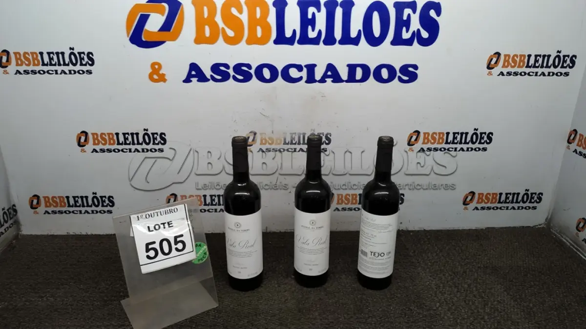 LOTE 505 - 03 GARRAFAS DE VINHO TINTO VALA REAL PORTUGUÊS SAFRA 2019 750ML. (NO ESTADO) ATENÇÃO! FAZER A VISITAÇÃO ANTES DE ARREMATAR, NÃO SABEMOS SE FUNCIONA, LEILÃO NÃO TEM GARANTIA E NEM DEVOLUÇÃO, SUJEITO A POSSÍVEIS AVARIAS VISÍVEIS/OCULTAS E/OU AUSÊNCIA DE COMPONENTES.
