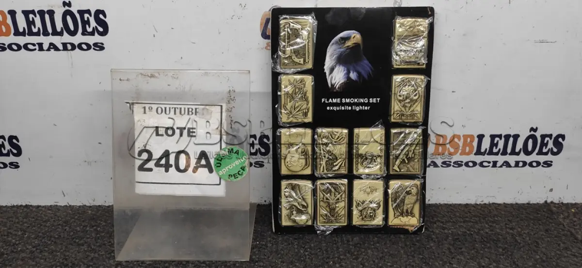 LOTE 240 - 01 KIT COM 12 ISQUEIRO TIPO ZIPPO PERSONALIZADOS (PRODUTO NOVO) (NO ESTADO) ATENÇÃO! FAZER A VISITAÇÃO ANTES DE ARREMATAR, NÃO SABEMOS SE FUNCIONA, LEILÃO NÃO TEM GARANTIA E NEM DEVOLUÇÃO, SUJEITO A POSSÍVEIS AVARIAS VISÍVEIS/OCULTAS E/OU AUSÊNCIA DE COMPONENTES.