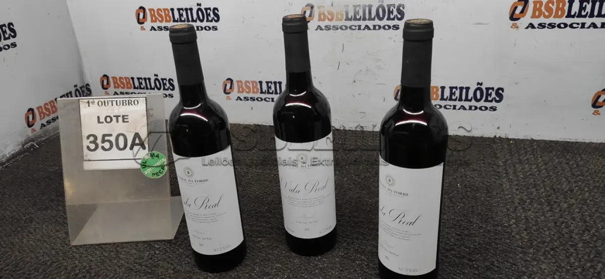 LOTE 350 - 03 GARRAFAS DE VINHO TINTO VALA REAL PORTUGUÊS SAFRA 2019 750ML. (NO ESTADO) ATENÇÃO! FAZER A VISITAÇÃO ANTES DE ARREMATAR, NÃO SABEMOS SE FUNCIONA, LEILÃO NÃO TEM GARANTIA E NEM DEVOLUÇÃO, SUJEITO A POSSÍVEIS AVARIAS VISÍVEIS/OCULTAS E/OU AUSÊNCIA DE COMPONENTES.