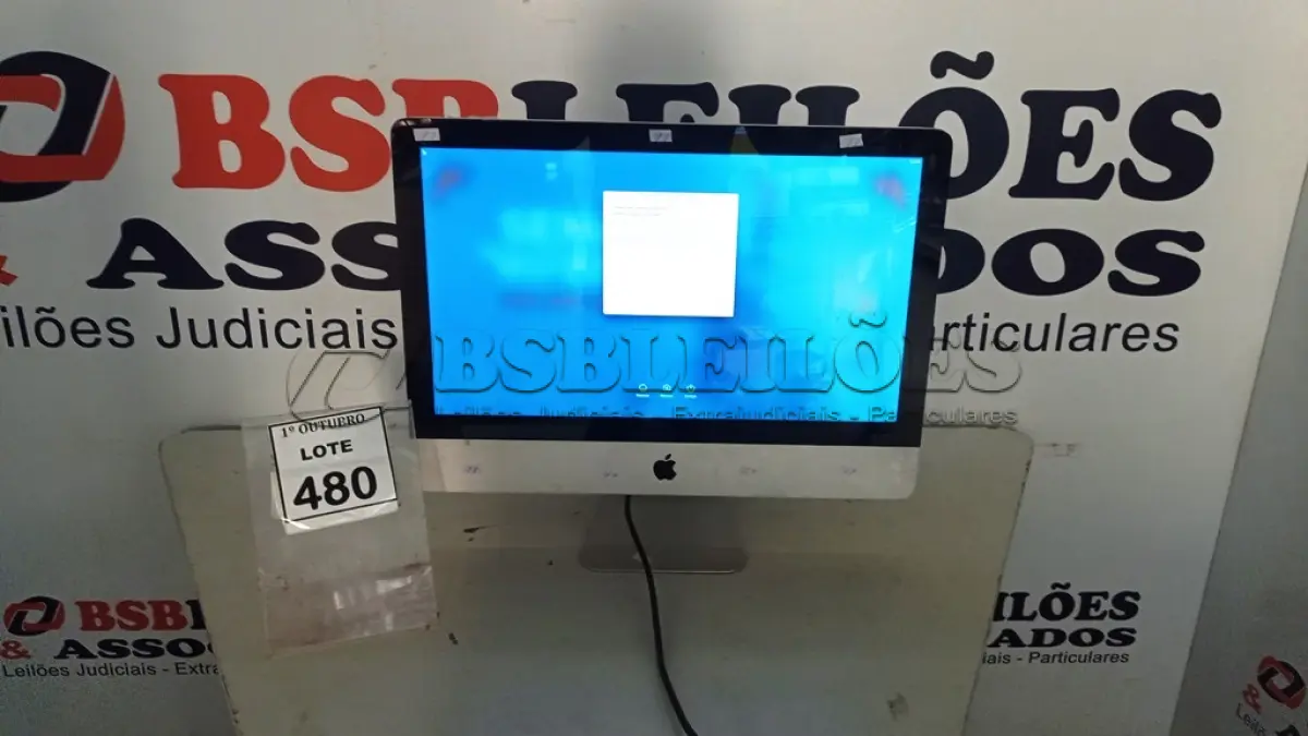 LOTE 480 - 01 IMAC APPLE. (NO ESTADO) ATENÇÃO! FAZER A VISITAÇÃO ANTES DE ARREMATAR, NÃO SABEMOS SE FUNCIONA, LEILÃO NÃO TEM GARANTIA E NEM DEVOLUÇÃO, SUJEITO A POSSÍVEIS AVARIAS VISÍVEIS/OCULTAS E/OU AUSÊNCIA DE COMPONENTES.