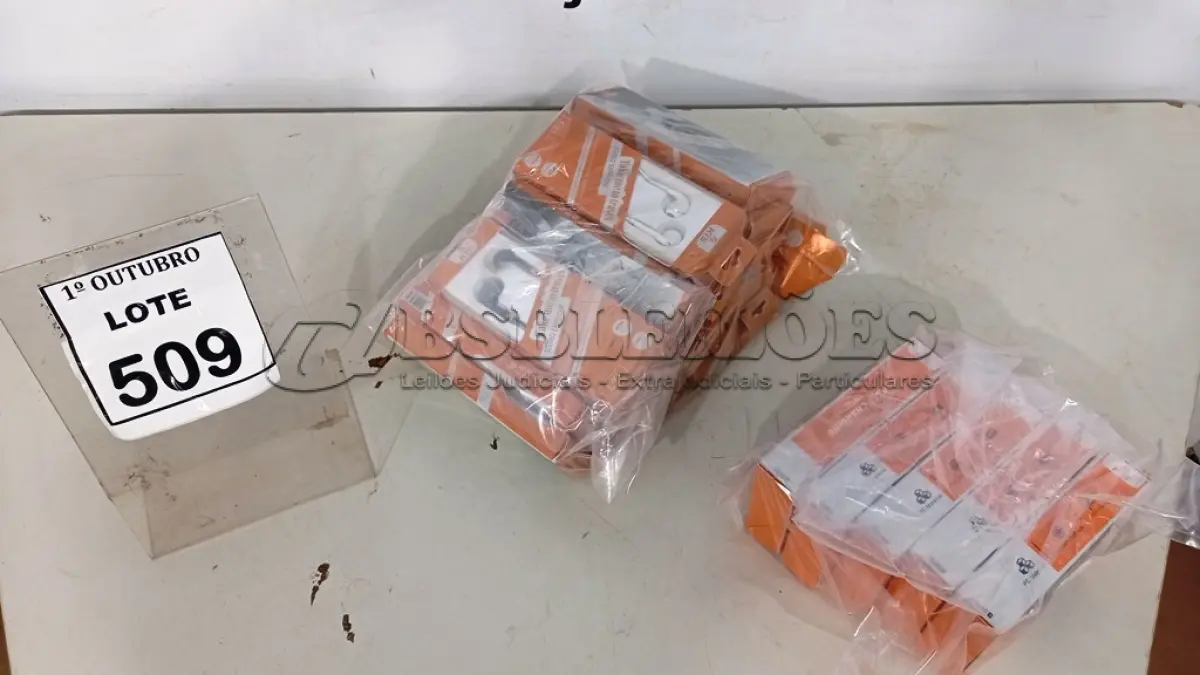 LOTE 509 - 01 LOTE COM GRANDE QUANTIDADE DE FONES DE OUVIDOS E CARREGADORES DE CELULAR. (NO ESTADO) ATENÇÃO! FAZER A VISITAÇÃO ANTES DE ARREMATAR, NÃO SABEMOS SE FUNCIONA, LEILÃO NÃO TEM GARANTIA E NEM DEVOLUÇÃO, SUJEITO A POSSÍVEIS AVARIAS VISÍVEIS/OCULTAS E/OU AUSÊNCIA DE COMPONENTES.