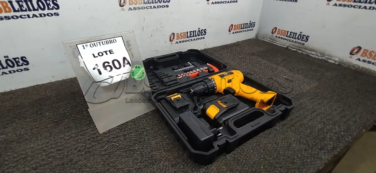 LOTE 160 - 01 PARAFUSADEIRA 36V DUAS BATERIAS COM MALETA E BITS. (NO ESTADO) ATENÇÃO! FAZER A VISITAÇÃO ANTES DE ARREMATAR, NÃO SABEMOS SE FUNCIONA, LEILÃO NÃO TEM GARANTIA E NEM DEVOLUÇÃO, SUJEITO A POSSÍVEIS AVARIAS VISÍVEIS/OCULTAS E/OU AUSÊNCIA DE COMPONENTES.