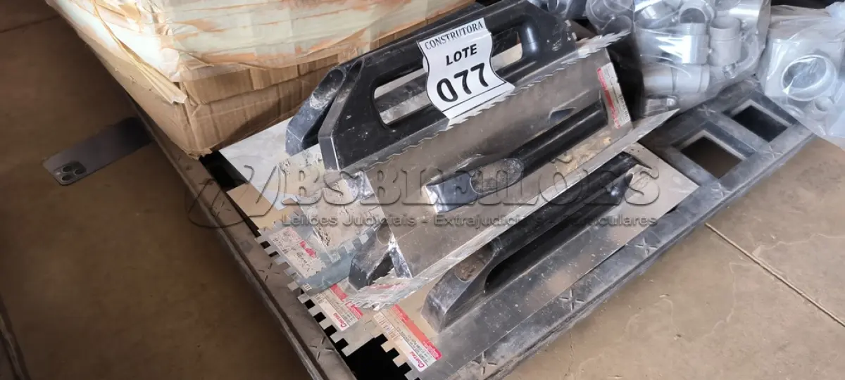 LOTE 077 - 09 DESEMPENADEIRAS DE AÇO DENTADA COM CABO EM PLÁSTICO 48CM. (NO ESTADO) ATENÇÃO! FAZER A VISITAÇÃO ANTES DE ARREMATAR, NÃO SABEMOS SE FUNCIONA, LEILÃO NÃO TEM GARANTIA E NEM DEVOLUÇÃO, SUJEITO A POSSÍVEIS AVARIAS VISÍVEIS/OCULTAS E/OU AUSÊNCIA DE COMPONENTES.