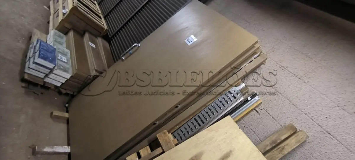 LOTE 097 - 05 PORTAS DE CORRER EM MADEIRA 2,08CN X 1METRO. (NO ESTADO) ATENÇÃO! FAZER A VISITAÇÃO ANTES DE ARREMATAR, NÃO SABEMOS SE FUNCIONA, LEILÃO NÃO TEM GARANTIA E NEM DEVOLUÇÃO, SUJEITO A POSSÍVEIS AVARIAS VISÍVEIS/OCULTAS E/OU AUSÊNCIA DE COMPONENTES.