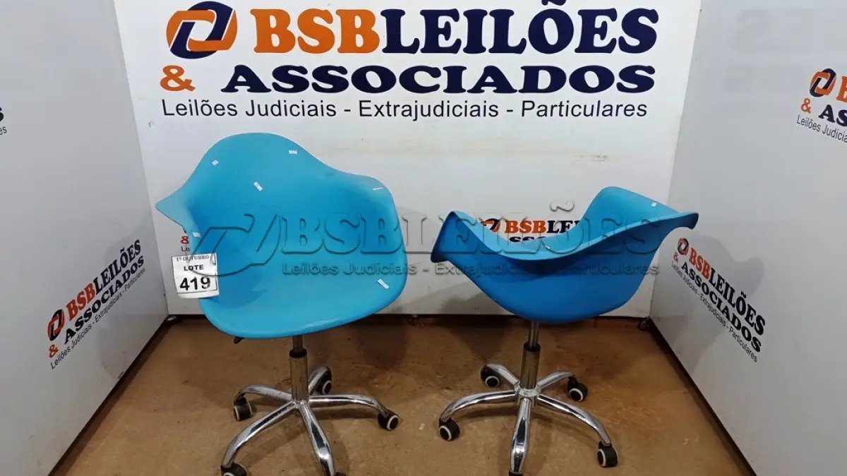 LOTE 419 - 02 CADEIRAS GIRATÓRIAS TIPO CONCHA. (NO ESTADO) ATENÇÃO! FAZER A VISITAÇÃO ANTES DE ARREMATAR, NÃO SABEMOS SE FUNCIONA, LEILÃO NÃO TEM GARANTIA E NEM DEVOLUÇÃO, SUJEITO A POSSÍVEIS AVARIAS VISÍVEIS/OCULTAS E/OU AUSÊNCIA DE COMPONENTES.