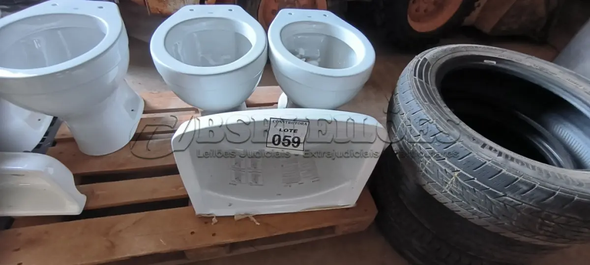 LOTE 059 - 02 VASOS SANITÁRIOS CELITE E 01 TANQUE DECA. (NO ESTADO) ATENÇÃO! FAZER A VISITAÇÃO ANTES DE ARREMATAR, NÃO SABEMOS SE FUNCIONA, LEILÃO NÃO TEM GARANTIA E NEM DEVOLUÇÃO, SUJEITO A POSSÍVEIS AVARIAS VISÍVEIS/OCULTAS E/OU AUSÊNCIA DE COMPONENTES.