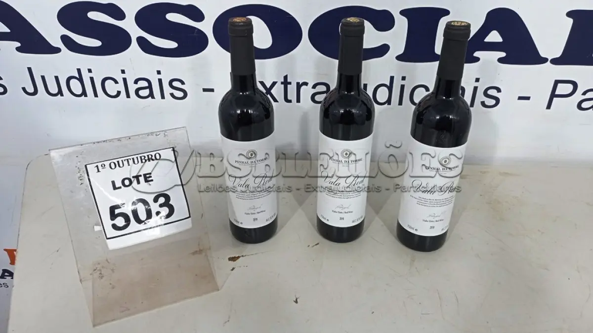 LOTE 503 - 03 GARRAFAS DE VINHO TINTO VALA REAL PORTUGUÊS SAFRA 2019 750ML. (NO ESTADO) ATENÇÃO! FAZER A VISITAÇÃO ANTES DE ARREMATAR, NÃO SABEMOS SE FUNCIONA, LEILÃO NÃO TEM GARANTIA E NEM DEVOLUÇÃO, SUJEITO A POSSÍVEIS AVARIAS VISÍVEIS/OCULTAS E/OU AUSÊNCIA DE COMPONENTES.