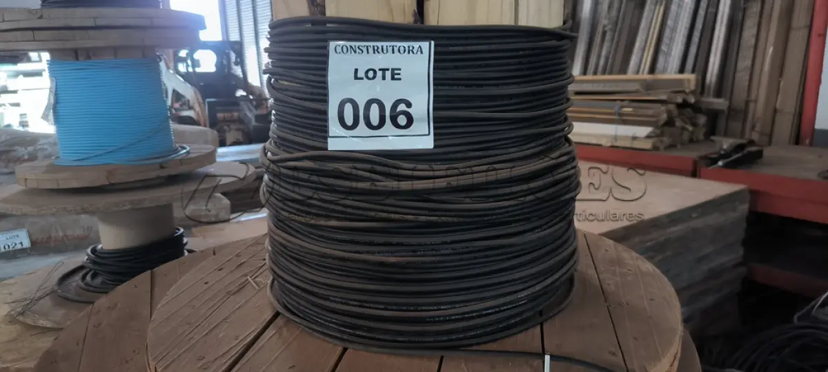 LOTE 006 - 01 CARRETEL EM MADEIRA COM FIO CORDEIRO 1X6MM CORTOX - FLEX C4 1KV NA COR PRETO. (NO ESTADO) ATENÇÃO! FAZER A VISITAÇÃO ANTES DE ARREMATAR, NÃO SABEMOS SE FUNCIONA, LEILÃO NÃO TEM GARANTIA E NEM DEVOLUÇÃO, SUJEITO A POSSÍVEIS AVARIAS VISÍVEIS/OCULTAS E/OU AUSÊNCIA DE COMPONENTES.
