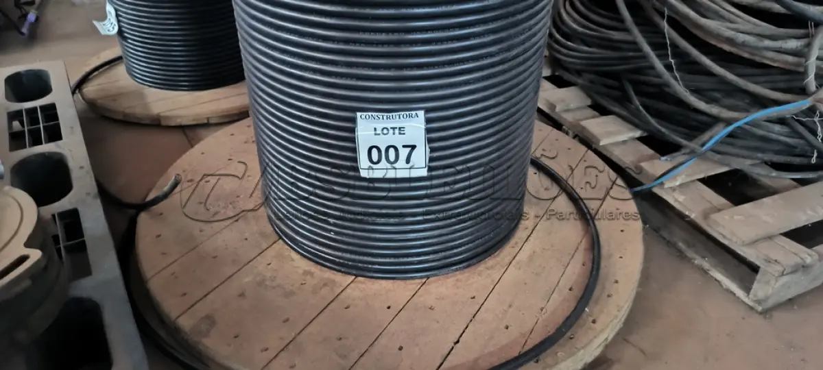 LOTE 007 - 01 CARRETEL EM MADEIRA COM FIO CORDEIRO HEPROCORD 1,95MM NA COR PRETO. (NO ESTADO) ATENÇÃO! FAZER A VISITAÇÃO ANTES DE ARREMATAR, NÃO SABEMOS SE FUNCIONA, LEILÃO NÃO TEM GARANTIA E NEM DEVOLUÇÃO, SUJEITO A POSSÍVEIS AVARIAS VISÍVEIS/OCULTAS E/OU AUSÊNCIA DE COMPONENTES.