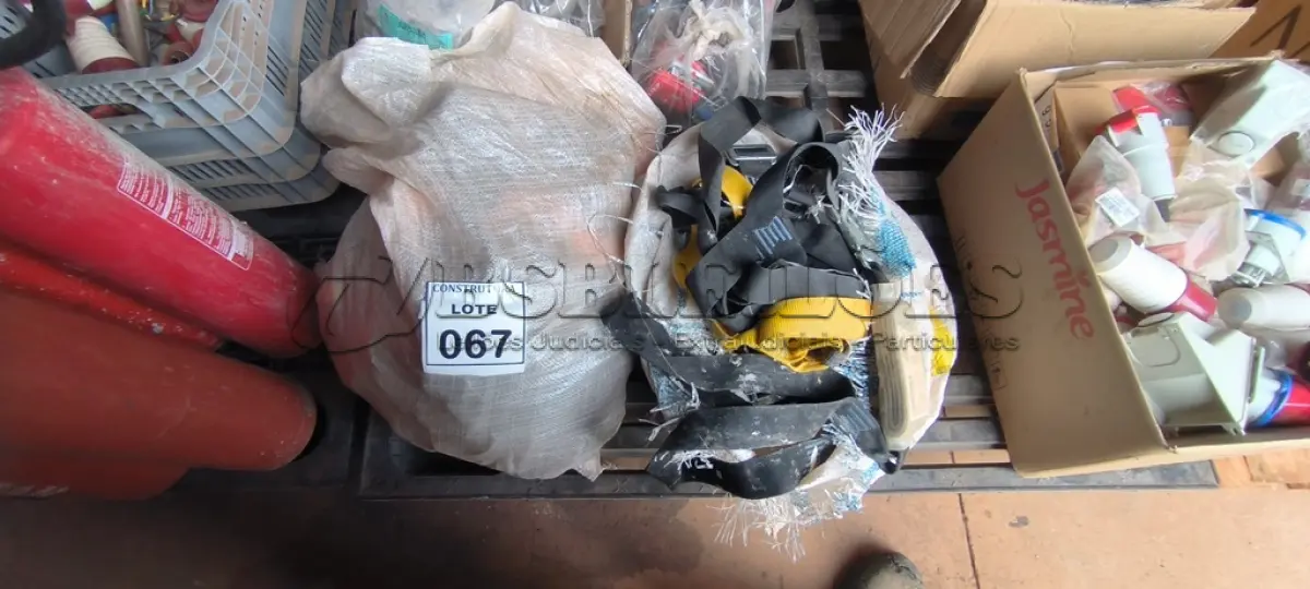 LOTE 067 - 02 SACOS COM CINTOS DE SEGURANÇA PARA OBRA. (NO ESTADO) ATENÇÃO! FAZER A VISITAÇÃO ANTES DE ARREMATAR, NÃO SABEMOS SE FUNCIONA, LEILÃO NÃO TEM GARANTIA E NEM DEVOLUÇÃO, SUJEITO A POSSÍVEIS AVARIAS VISÍVEIS/OCULTAS E/OU AUSÊNCIA DE COMPONENTES.