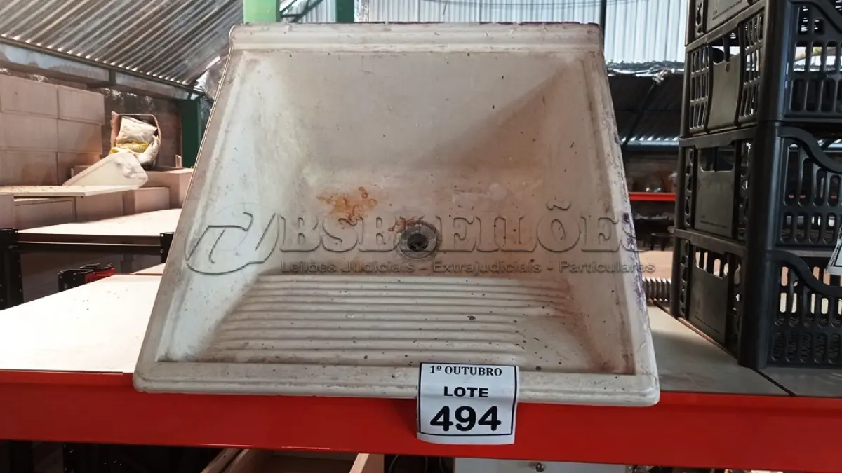 LOTE 494 - 01 TANQUE DE FIBRA SINTÉTICA. (NO ESTADO) ATENÇÃO! FAZER A VISITAÇÃO ANTES DE ARREMATAR, NÃO SABEMOS SE FUNCIONA, LEILÃO NÃO TEM GARANTIA E NEM DEVOLUÇÃO, SUJEITO A POSSÍVEIS AVARIAS VISÍVEIS/OCULTAS E/OU AUSÊNCIA DE COMPONENTES.