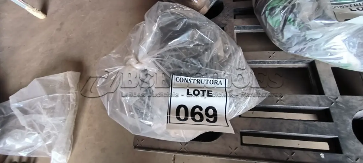 LOTE 069 - 01 SACO COM ARREBITES DIVERSOS TAMANHOS. (NO ESTADO) ATENÇÃO! FAZER A VISITAÇÃO ANTES DE ARREMATAR, NÃO SABEMOS SE FUNCIONA, LEILÃO NÃO TEM GARANTIA E NEM DEVOLUÇÃO, SUJEITO A POSSÍVEIS AVARIAS VISÍVEIS/OCULTAS E/OU AUSÊNCIA DE COMPONENTES.