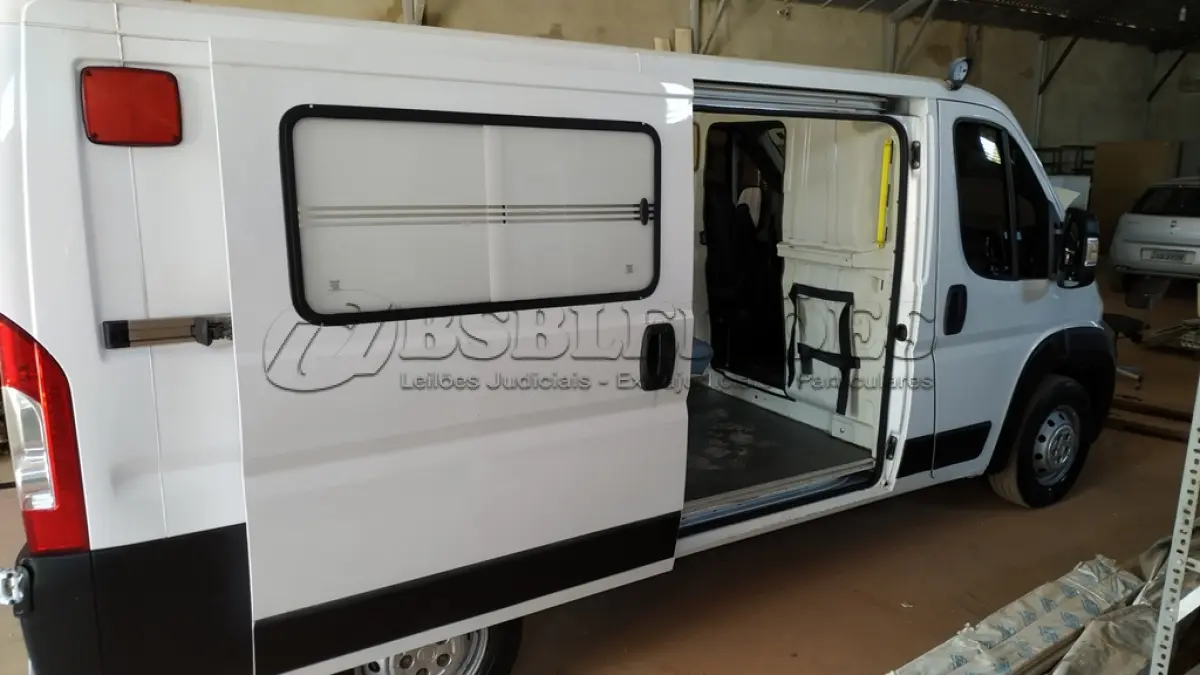 LOTE 512 - 01 I/FIAT DUCATO MAIA AMBULÂNCIA A DIESEL, ANO 2018/2019 NA COR BRANCA. (NO ESTADO)