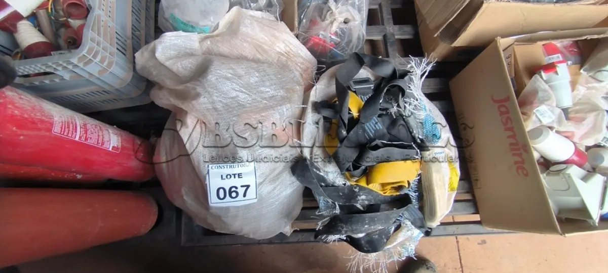 LOTE 067 - 02 SACOS COM CINTOS DE SEGURANÇA PARA OBRA. (NO ESTADO) ATENÇÃO! FAZER A VISITAÇÃO ANTES DE ARREMATAR, NÃO SABEMOS SE FUNCIONA, LEILÃO NÃO TEM GARANTIA E NEM DEVOLUÇÃO, SUJEITO A POSSÍVEIS AVARIAS VISÍVEIS/OCULTAS E/OU AUSÊNCIA DE COMPONENTES.