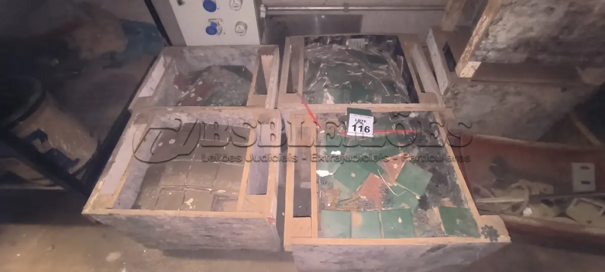 LOTE 116 - 06 CAIXOTES COM PASTILHAS DIVERSAS CORES . (NO ESTADO) ATENÇÃO! FAZER A VISITAÇÃO ANTES DE ARREMATAR, NÃO SABEMOS SE FUNCIONA, LEILÃO NÃO TEM GARANTIA E NEM DEVOLUÇÃO, SUJEITO A POSSÍVEIS AVARIAS VISÍVEIS/OCULTAS E/OU AUSÊNCIA DE COMPONENTES.