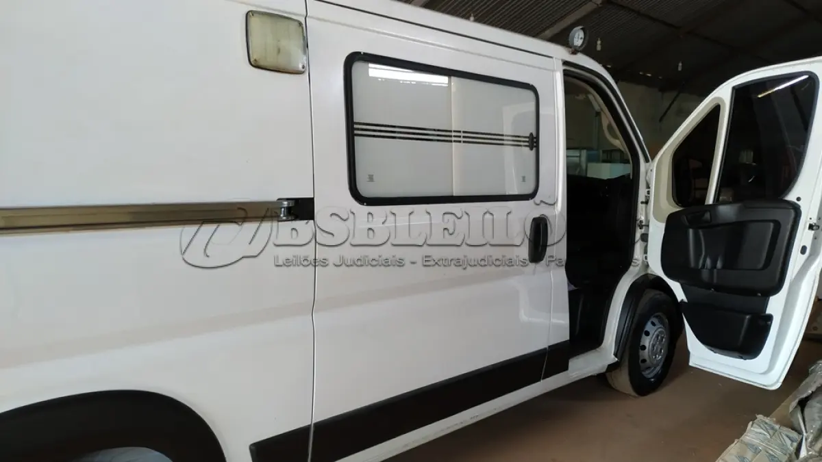 LOTE 512 - 01 I/FIAT DUCATO MAIA AMBULÂNCIA A DIESEL, ANO 2018/2019 NA COR BRANCA. (NO ESTADO)