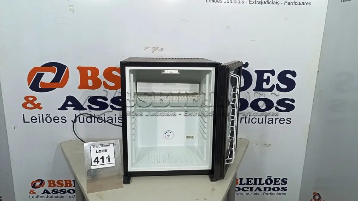 LOTE 411 - 01 FRIGOBAR. (NO ESTADO) ATENÇÃO! FAZER A VISITAÇÃO ANTES DE ARREMATAR, NÃO SABEMOS SE FUNCIONA, LEILÃO NÃO TEM GARANTIA E NEM DEVOLUÇÃO, SUJEITO A POSSÍVEIS AVARIAS VISÍVEIS/OCULTAS E/OU AUSÊNCIA DE COMPONENTES.