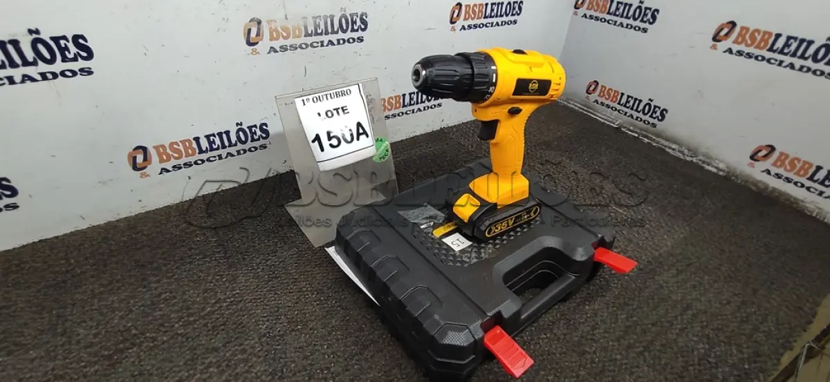 LOTE 150 - 01 PARAFUSADEIRA 36V DUAS BATERIAS COM MALETA E BITS. (NO ESTADO) ATENÇÃO! FAZER A VISITAÇÃO ANTES DE ARREMATAR, NÃO SABEMOS SE FUNCIONA, LEILÃO NÃO TEM GARANTIA E NEM DEVOLUÇÃO, SUJEITO A POSSÍVEIS AVARIAS VISÍVEIS/OCULTAS E/OU AUSÊNCIA DE COMPONENTES.