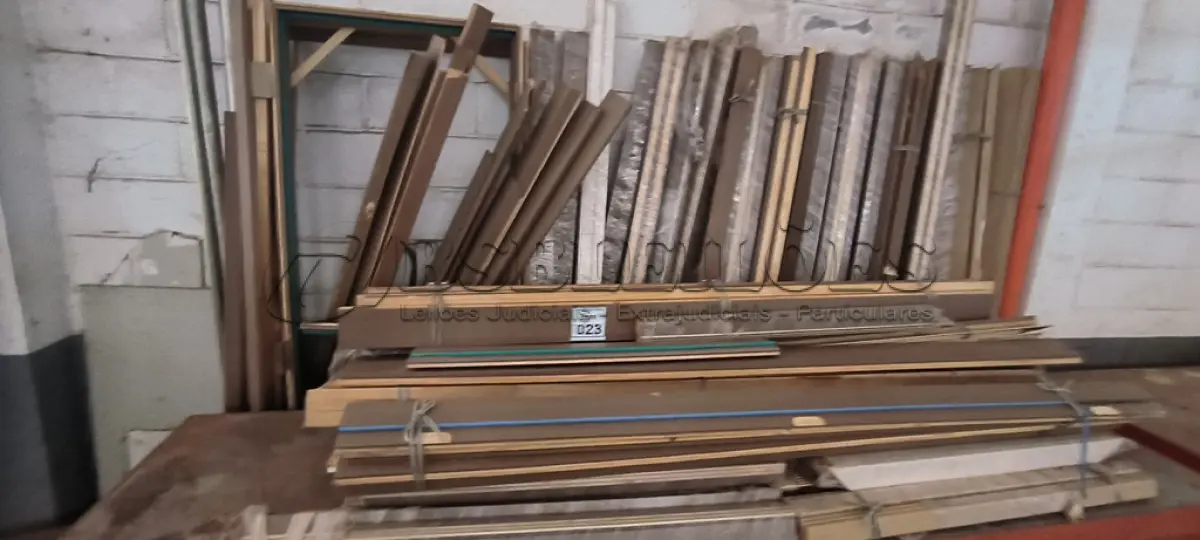 LOTE 023 - 01 LOTE COM PORTAIS EM MADEIRA E ALISARES EM MADEIRA. (NO ESTADO) ATENÇÃO! FAZER A VISITAÇÃO ANTES DE ARREMATAR, NÃO SABEMOS SE FUNCIONA, LEILÃO NÃO TEM GARANTIA E NEM DEVOLUÇÃO, SUJEITO A POSSÍVEIS AVARIAS VISÍVEIS/OCULTAS E/OU AUSÊNCIA DE COMPONENTES.