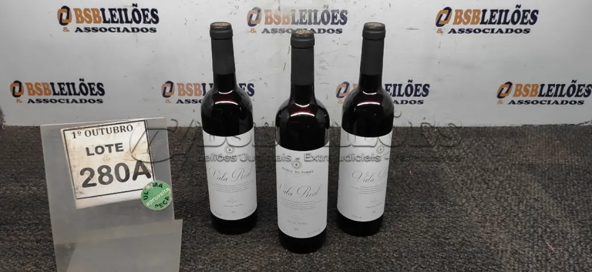LOTE 280 - 03 GARRAFAS DE VINHO TINTO VALA REAL PORTUGUÊS SAFRA 2019 750ML. (NO ESTADO) ATENÇÃO! FAZER A VISITAÇÃO ANTES DE ARREMATAR, NÃO SABEMOS SE FUNCIONA, LEILÃO NÃO TEM GARANTIA E NEM DEVOLUÇÃO, SUJEITO A POSSÍVEIS AVARIAS VISÍVEIS/OCULTAS E/OU AUSÊNCIA DE COMPONENTES.