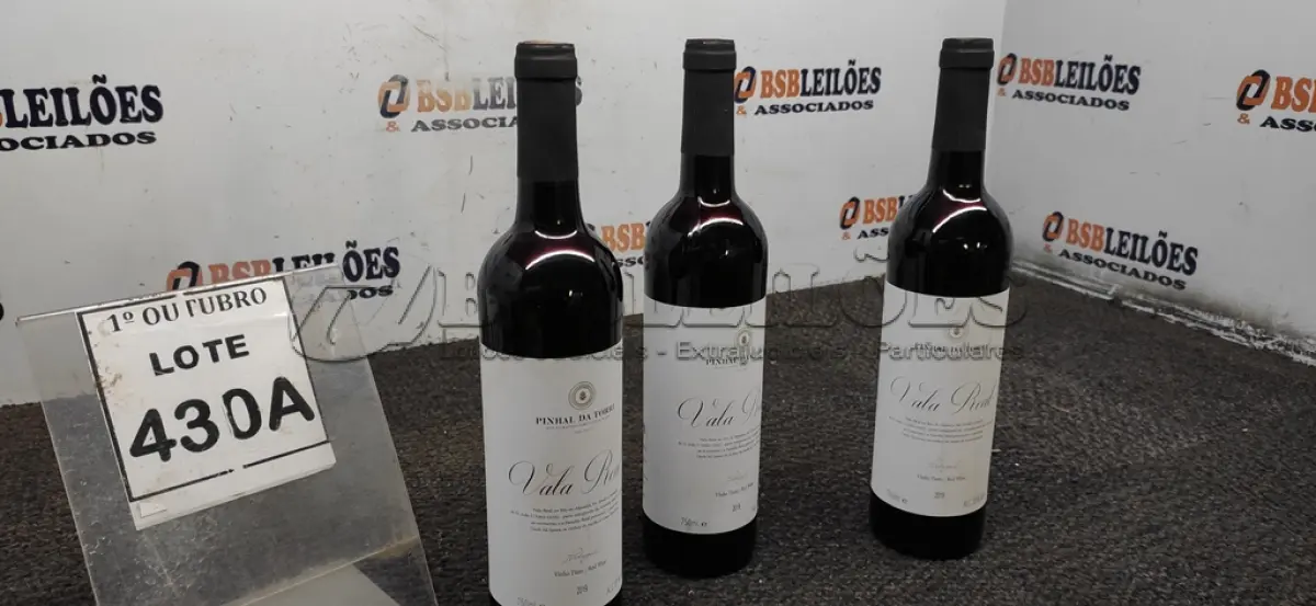 LOTE 430 - 03 GARRAFAS DE VINHO TINTO VALA REAL PORTUGUÊS SAFRA 2019 750ML. (NO ESTADO) ATENÇÃO! FAZER A VISITAÇÃO ANTES DE ARREMATAR, NÃO SABEMOS SE FUNCIONA, LEILÃO NÃO TEM GARANTIA E NEM DEVOLUÇÃO, SUJEITO A POSSÍVEIS AVARIAS VISÍVEIS/OCULTAS E/OU AUSÊNCIA DE COMPONENTES.