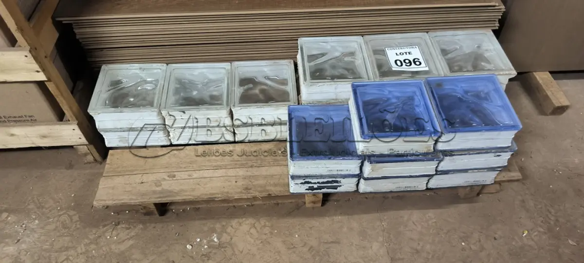 LOTE 096 - 23 BLOCOS DE VIDRO DIVERSOS. (NO ESTADO) ATENÇÃO! FAZER A VISITAÇÃO ANTES DE ARREMATAR, NÃO SABEMOS SE FUNCIONA, LEILÃO NÃO TEM GARANTIA E NEM DEVOLUÇÃO, SUJEITO A POSSÍVEIS AVARIAS VISÍVEIS/OCULTAS E/OU AUSÊNCIA DE COMPONENTES.