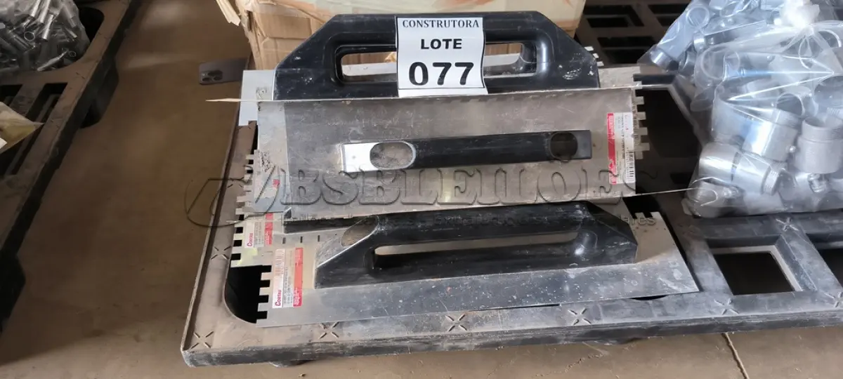 LOTE 077 - 09 DESEMPENADEIRAS DE AÇO DENTADA COM CABO EM PLÁSTICO 48CM. (NO ESTADO) ATENÇÃO! FAZER A VISITAÇÃO ANTES DE ARREMATAR, NÃO SABEMOS SE FUNCIONA, LEILÃO NÃO TEM GARANTIA E NEM DEVOLUÇÃO, SUJEITO A POSSÍVEIS AVARIAS VISÍVEIS/OCULTAS E/OU AUSÊNCIA DE COMPONENTES.