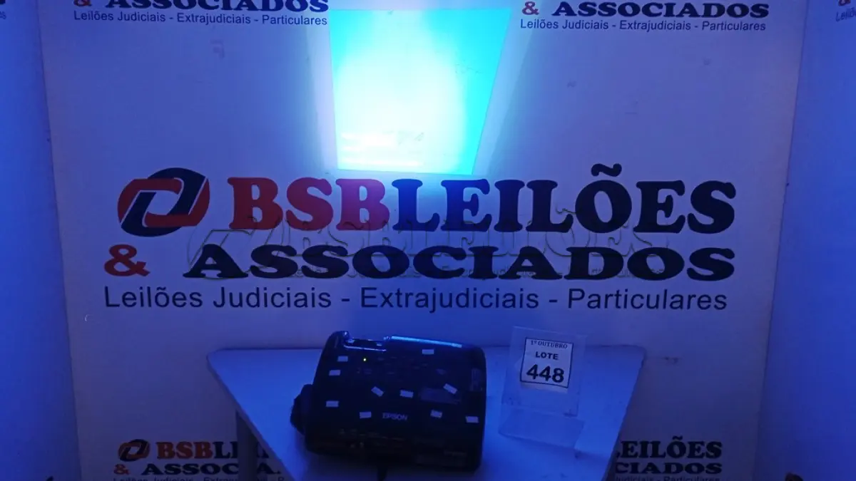 LOTE 448 - 01 PROJETOR MARCA EPSON. (NO ESTADO) ATENÇÃO! FAZER A VISITAÇÃO ANTES DE ARREMATAR, NÃO SABEMOS SE FUNCIONA, LEILÃO NÃO TEM GARANTIA E NEM DEVOLUÇÃO, SUJEITO A POSSÍVEIS AVARIAS VISÍVEIS/OCULTAS E/OU AUSÊNCIA DE COMPONENTES.