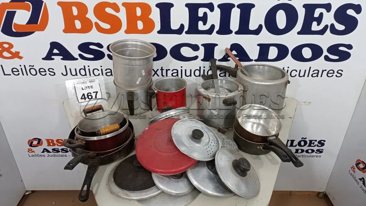 LOTE 467 - 01 LOTE COM VÁRIAS PANELAS E UTENSÍLIOS DE COZINHA DIVERSOS. (NO ESTADO) ATENÇÃO! FAZER A VISITAÇÃO ANTES DE ARREMATAR, NÃO SABEMOS SE FUNCIONA, LEILÃO NÃO TEM GARANTIA E NEM DEVOLUÇÃO, SUJEITO A POSSÍVEIS AVARIAS VISÍVEIS/OCULTAS E/OU AUSÊNCIA DE COMPONENTES.
