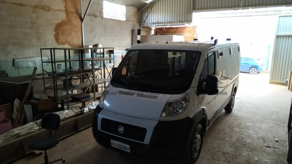 LOTE 512 - 01 I/FIAT DUCATO MAIA AMBULÂNCIA A DIESEL, ANO 2018/2019 NA COR BRANCA. (NO ESTADO)