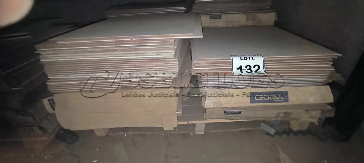 LOTE 132 - 01 PALETE COM PISO BRANCO 45X45. (NO ESTADO) ATENÇÃO! FAZER A VISITAÇÃO ANTES DE ARREMATAR, NÃO SABEMOS SE FUNCIONA, LEILÃO NÃO TEM GARANTIA E NEM DEVOLUÇÃO, SUJEITO A POSSÍVEIS AVARIAS VISÍVEIS/OCULTAS E/OU AUSÊNCIA DE COMPONENTES.