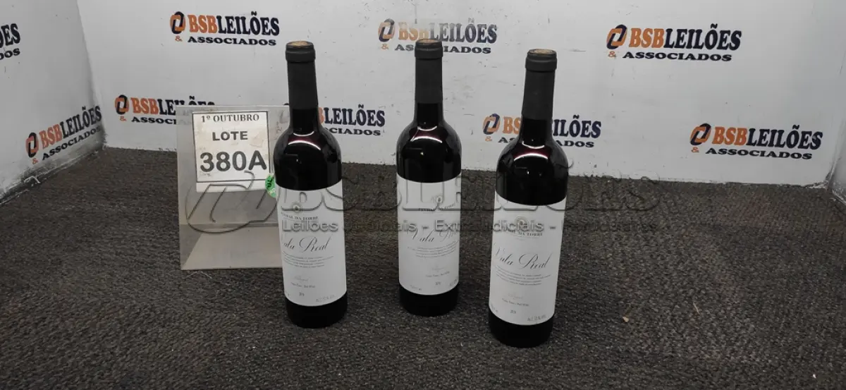 LOTE 380 - 03 GARRAFAS DE VINHO TINTO VALA REAL PORTUGUÊS SAFRA 2019 750ML. (NO ESTADO) ATENÇÃO! FAZER A VISITAÇÃO ANTES DE ARREMATAR, NÃO SABEMOS SE FUNCIONA, LEILÃO NÃO TEM GARANTIA E NEM DEVOLUÇÃO, SUJEITO A POSSÍVEIS AVARIAS VISÍVEIS/OCULTAS E/OU AUSÊNCIA DE COMPONENTES.