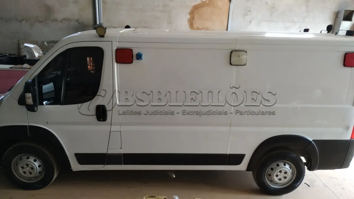 LOTE 512 - 01 I/FIAT DUCATO MAIA AMBULÂNCIA A DIESEL, ANO 2018/2019 NA COR BRANCA. (NO ESTADO)