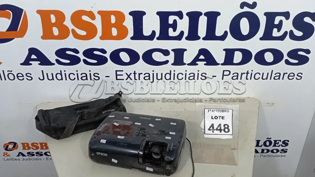 LOTE 448 - 01 PROJETOR MARCA EPSON. (NO ESTADO) ATENÇÃO! FAZER A VISITAÇÃO ANTES DE ARREMATAR, NÃO SABEMOS SE FUNCIONA, LEILÃO NÃO TEM GARANTIA E NEM DEVOLUÇÃO, SUJEITO A POSSÍVEIS AVARIAS VISÍVEIS/OCULTAS E/OU AUSÊNCIA DE COMPONENTES.