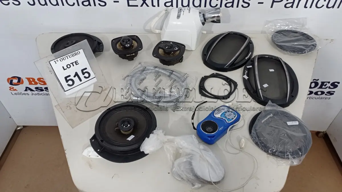 LOTE 515 - 04 ALTO FALANTES DE CARRO, 04 TELAS DE ALTO FALANTE, 01 CHUVEIRO, 01 MANGUEIRA DUCHA HIGIÊNICA E 01 RÁDIO PORTÁTIL. (NO ESTADO) ATENÇÃO! FAZER A VISITAÇÃO ANTES DE ARREMATAR, NÃO SABEMOS SE FUNCIONA, LEILÃO NÃO TEM GARANTIA E NEM DEVOLUÇÃO, SUJEITO A POSSÍVEIS AVARIAS VISÍVEIS/OCULTAS E/OU AUSÊNCIA DE COMPONENTES.