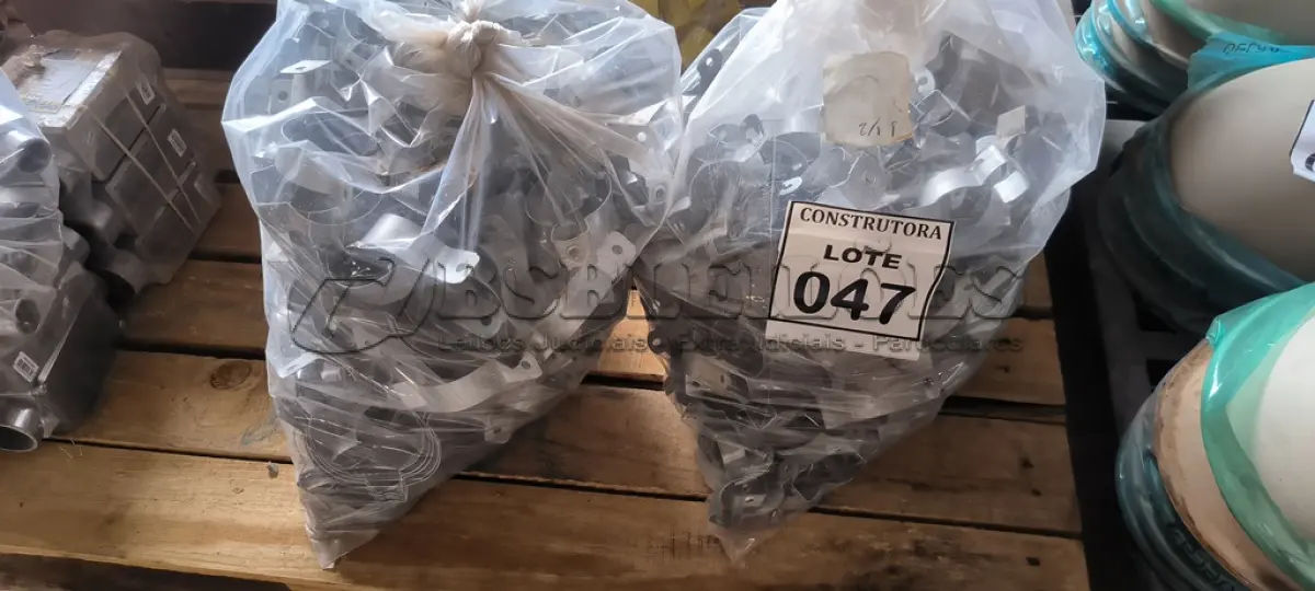 LOTE 047 - 01 LOTE COM ABRAÇADEIRAS PARA CANOS. (NO ESTADO) ATENÇÃO! FAZER A VISITAÇÃO ANTES DE ARREMATAR, NÃO SABEMOS SE FUNCIONA, LEILÃO NÃO TEM GARANTIA E NEM DEVOLUÇÃO, SUJEITO A POSSÍVEIS AVARIAS VISÍVEIS/OCULTAS E/OU AUSÊNCIA DE COMPONENTES.