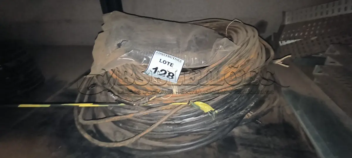 LOTE 128 - 01 LOTE COM FIOS ELÉTRICOS DIVERSOS. (NO ESTADO) ATENÇÃO! FAZER A VISITAÇÃO ANTES DE ARREMATAR, NÃO SABEMOS SE FUNCIONA, LEILÃO NÃO TEM GARANTIA E NEM DEVOLUÇÃO, SUJEITO A POSSÍVEIS AVARIAS VISÍVEIS/OCULTAS E/OU AUSÊNCIA DE COMPONENTES.