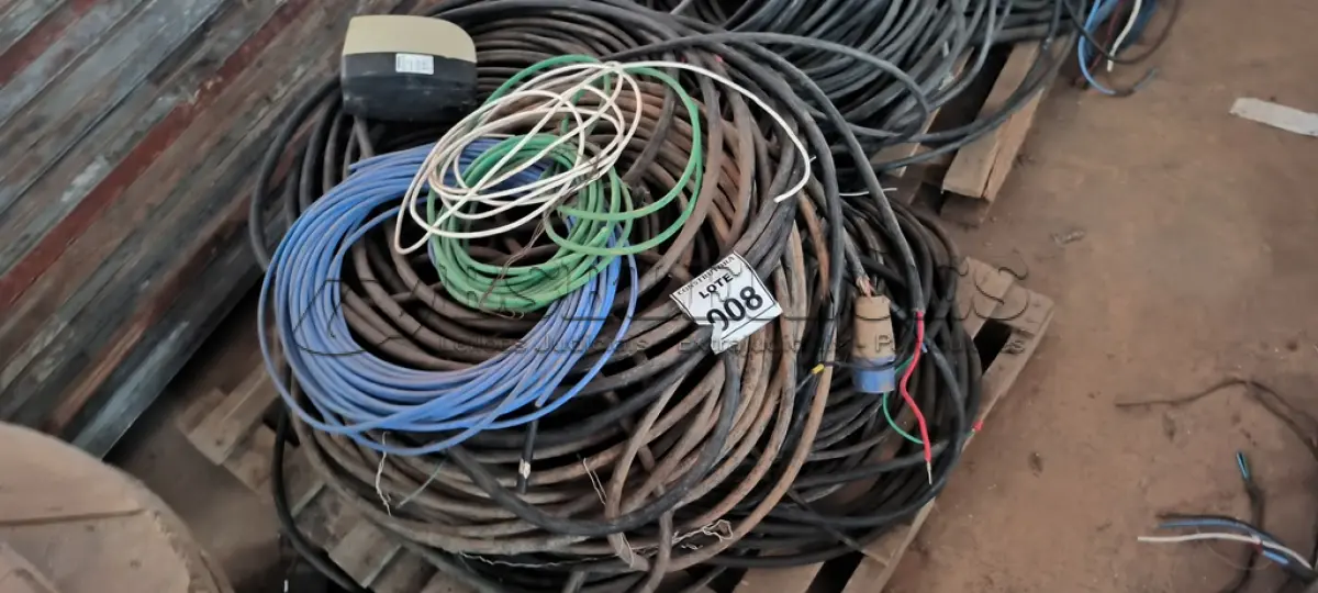 LOTE 008 - 01 LOTE COM CABOS ELÉTRICOS DIVERSOS. (NO ESTADO) ATENÇÃO! FAZER A VISITAÇÃO ANTES DE ARREMATAR, NÃO SABEMOS SE FUNCIONA, LEILÃO NÃO TEM GARANTIA E NEM DEVOLUÇÃO, SUJEITO A POSSÍVEIS AVARIAS VISÍVEIS/OCULTAS E/OU AUSÊNCIA DE COMPONENTES.