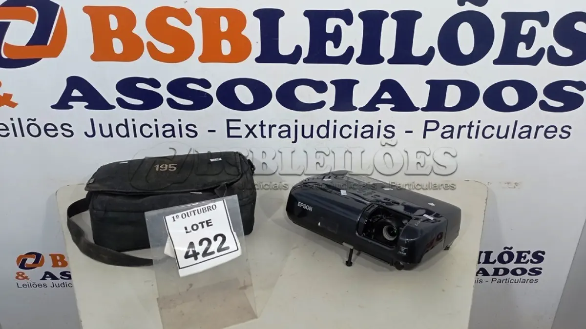 LOTE 422 - 01 PROJETOR MARCA EPSON. (NO ESTADO) ATENÇÃO! FAZER A VISITAÇÃO ANTES DE ARREMATAR, NÃO SABEMOS SE FUNCIONA, LEILÃO NÃO TEM GARANTIA E NEM DEVOLUÇÃO, SUJEITO A POSSÍVEIS AVARIAS VISÍVEIS/OCULTAS E/OU AUSÊNCIA DE COMPONENTES.