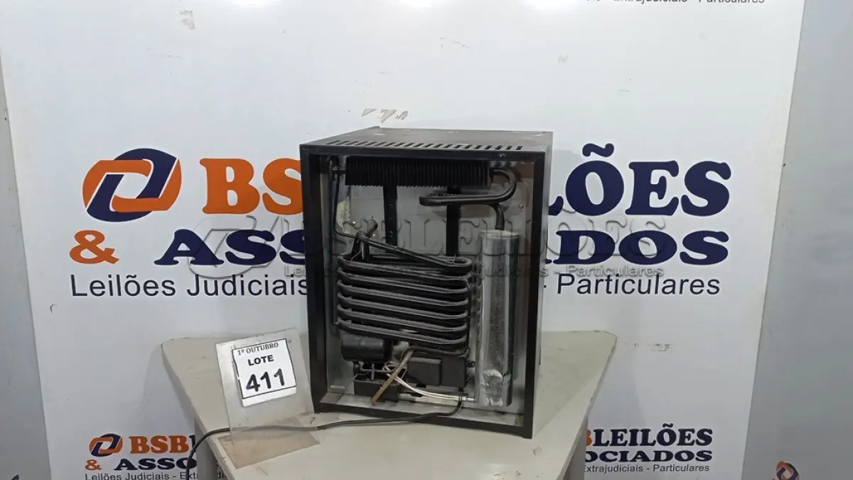 LOTE 411 - 01 FRIGOBAR. (NO ESTADO) ATENÇÃO! FAZER A VISITAÇÃO ANTES DE ARREMATAR, NÃO SABEMOS SE FUNCIONA, LEILÃO NÃO TEM GARANTIA E NEM DEVOLUÇÃO, SUJEITO A POSSÍVEIS AVARIAS VISÍVEIS/OCULTAS E/OU AUSÊNCIA DE COMPONENTES.