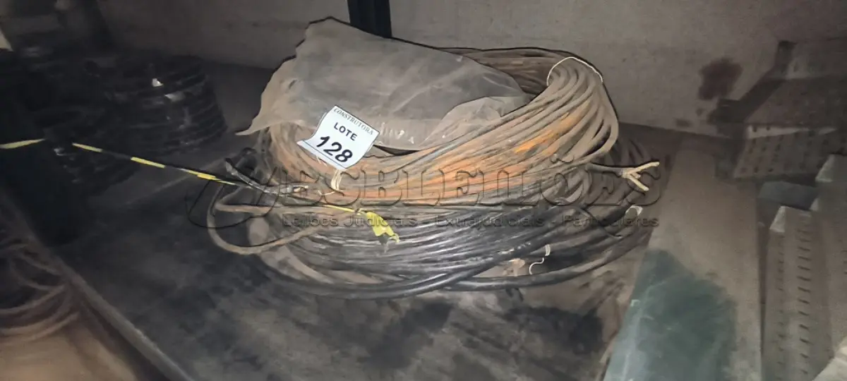 LOTE 128 - 01 LOTE COM FIOS ELÉTRICOS DIVERSOS. (NO ESTADO) ATENÇÃO! FAZER A VISITAÇÃO ANTES DE ARREMATAR, NÃO SABEMOS SE FUNCIONA, LEILÃO NÃO TEM GARANTIA E NEM DEVOLUÇÃO, SUJEITO A POSSÍVEIS AVARIAS VISÍVEIS/OCULTAS E/OU AUSÊNCIA DE COMPONENTES.