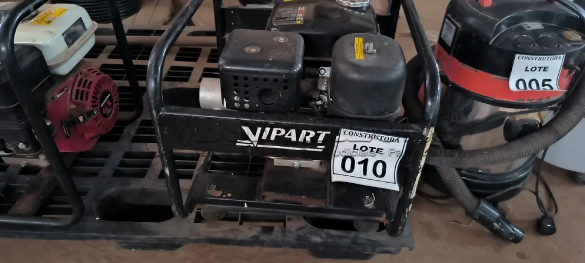 LOTE 010 - 01 MOTOR A GASOLINA VIPART 5.5HP PARA VIBRATÓRIA SEM MANGOTE. (NO ESTADO) ATENÇÃO! FAZER A VISITAÇÃO ANTES DE ARREMATAR, NÃO SABEMOS SE FUNCIONA, LEILÃO NÃO TEM GARANTIA E NEM DEVOLUÇÃO, SUJEITO A POSSÍVEIS AVARIAS VISÍVEIS/OCULTAS E/OU AUSÊNCIA DE COMPONENTES.