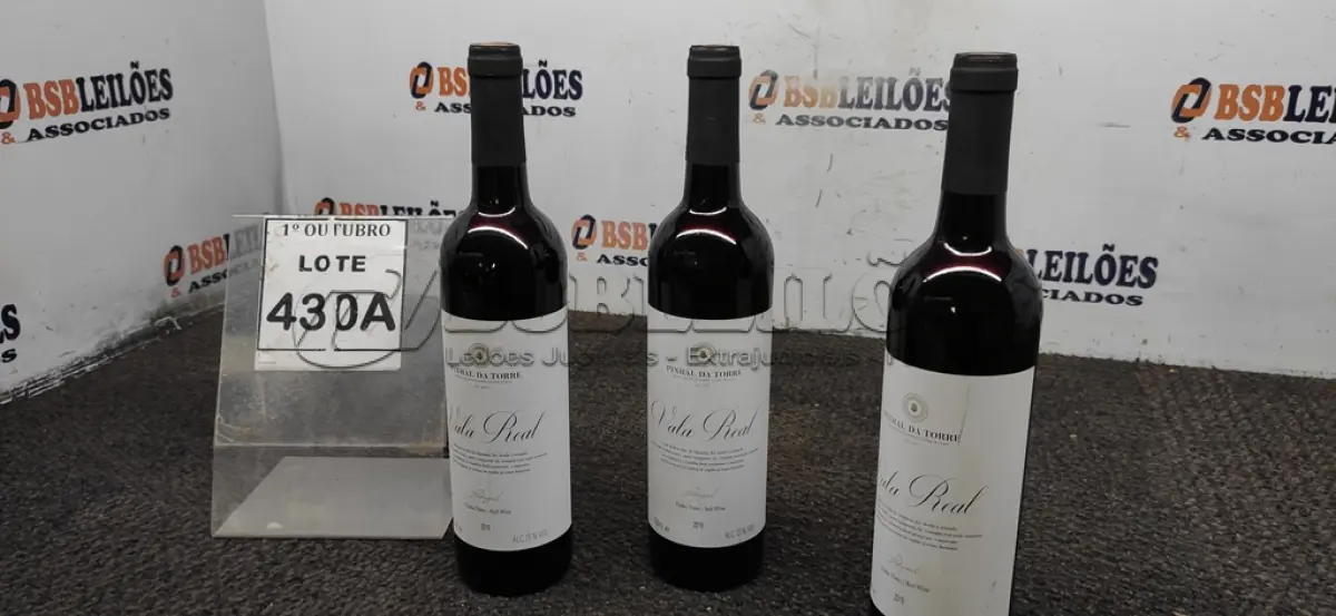 LOTE 430 - 03 GARRAFAS DE VINHO TINTO VALA REAL PORTUGUÊS SAFRA 2019 750ML. (NO ESTADO) ATENÇÃO! FAZER A VISITAÇÃO ANTES DE ARREMATAR, NÃO SABEMOS SE FUNCIONA, LEILÃO NÃO TEM GARANTIA E NEM DEVOLUÇÃO, SUJEITO A POSSÍVEIS AVARIAS VISÍVEIS/OCULTAS E/OU AUSÊNCIA DE COMPONENTES.