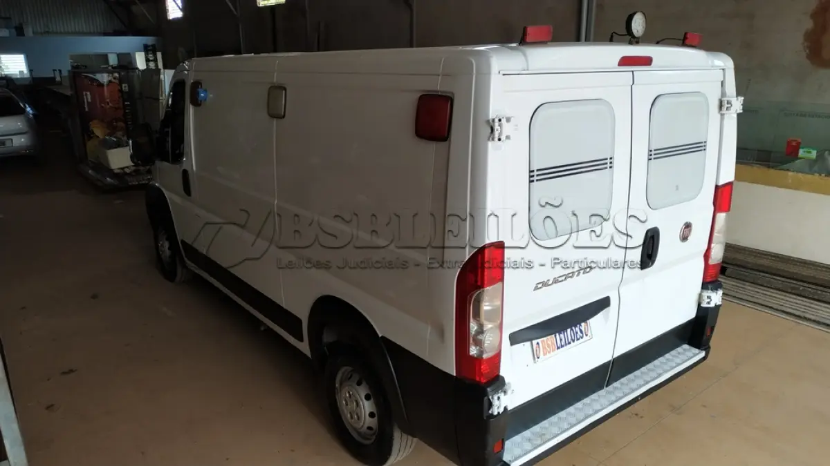 LOTE 512 - 01 I/FIAT DUCATO MAIA AMBULÂNCIA A DIESEL, ANO 2018/2019 NA COR BRANCA. (NO ESTADO)