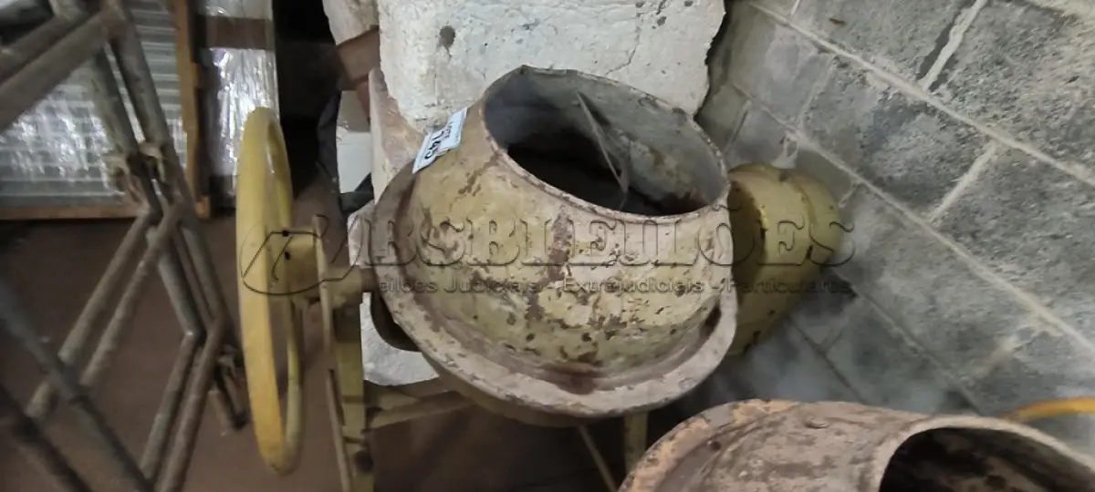 LOTE 145 - 01 BETONEIRA PEQUENA. (NO ESTADO) ATENÇÃO! FAZER A VISITAÇÃO ANTES DE ARREMATAR, NÃO SABEMOS SE FUNCIONA, LEILÃO NÃO TEM GARANTIA E NEM DEVOLUÇÃO, SUJEITO A POSSÍVEIS AVARIAS VISÍVEIS/OCULTAS E/OU AUSÊNCIA DE COMPONENTES.