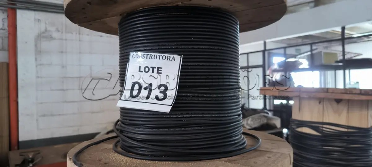 LOTE 013 - 01 CARRETEL EM MADEIRA COM FIO CORDEIRO 04 MM CORTOX – FLEX NA COR PRETO. (NO ESTADO) ATENÇÃO! FAZER A VISITAÇÃO ANTES DE ARREMATAR, NÃO SABEMOS SE FUNCIONA, LEILÃO NÃO TEM GARANTIA E NEM DEVOLUÇÃO, SUJEITO A POSSÍVEIS AVARIAS VISÍVEIS/OCULTAS E/OU AUSÊNCIA DE COMPONENTES.